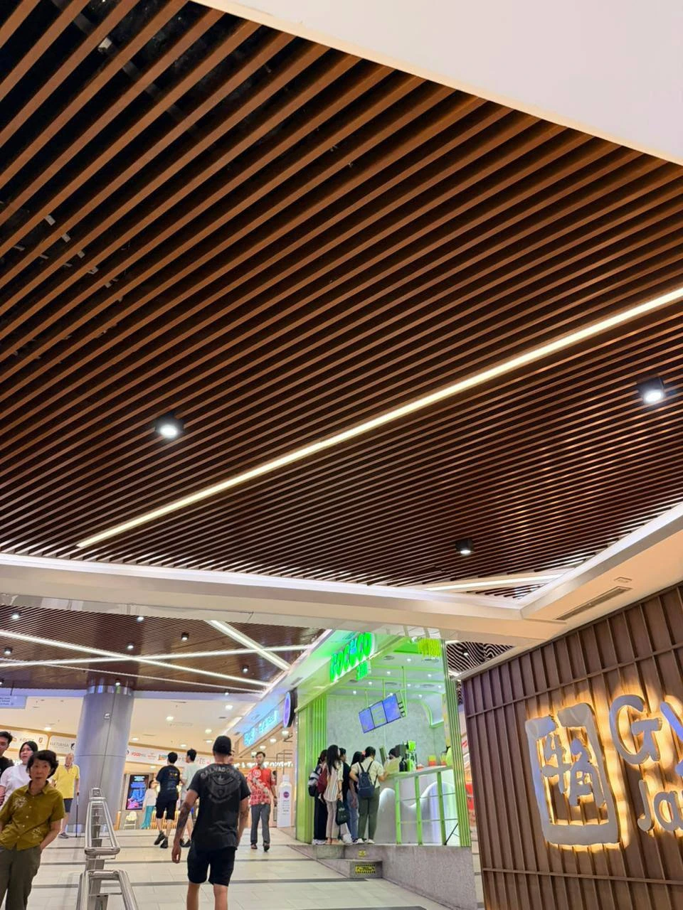 Pencahayaan plafon mal dengan LED linear