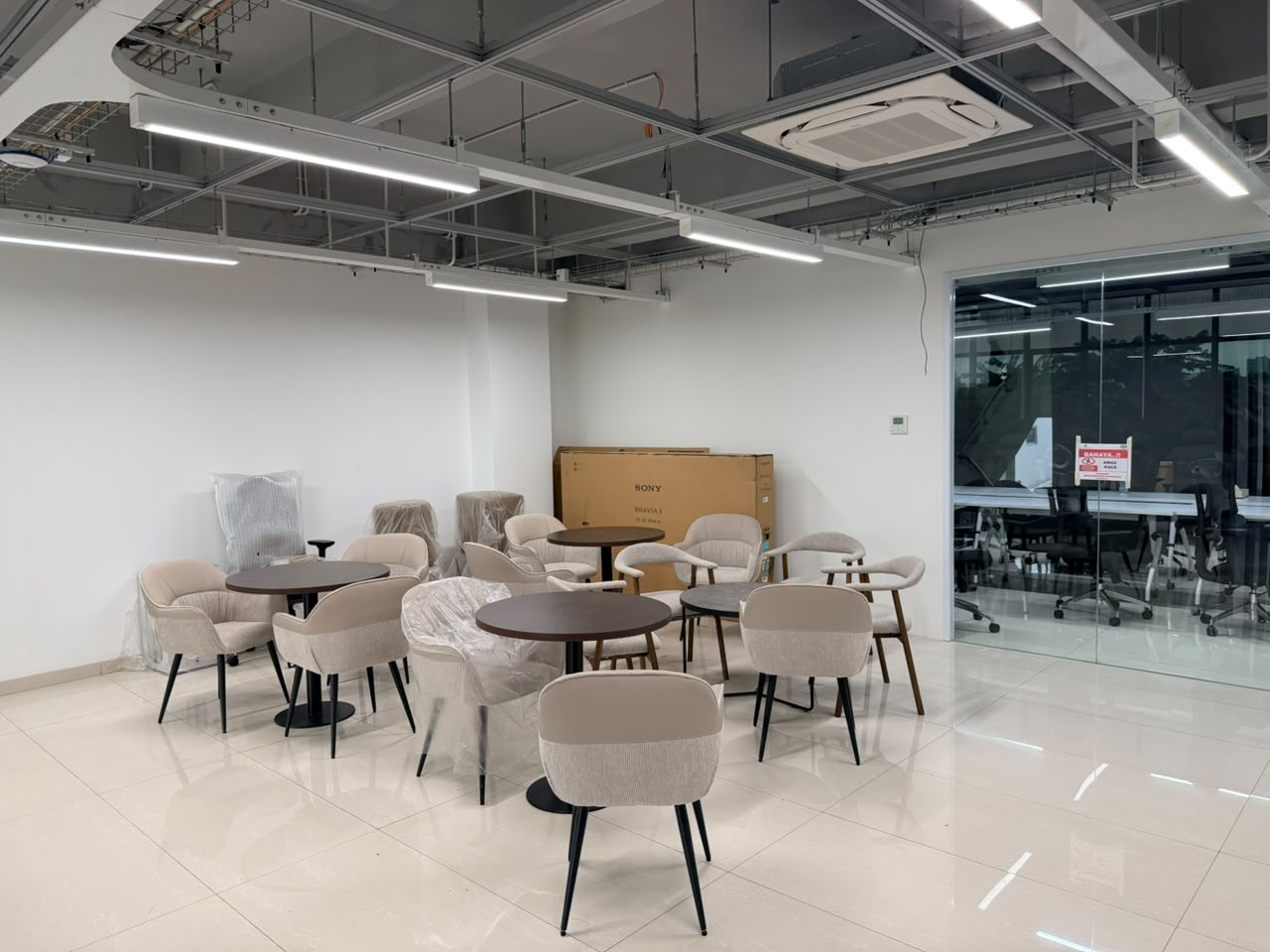 Area lounge kantor dengan Citilux Linier Raceway