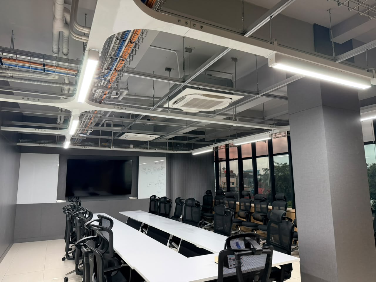 Ruang meeting dengan pencahayaan linear