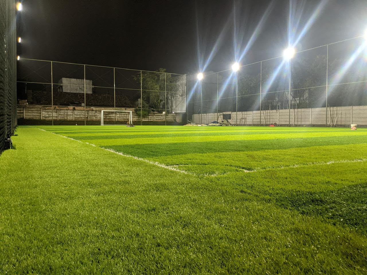 Pencahayaan lapangan olahraga malam hari